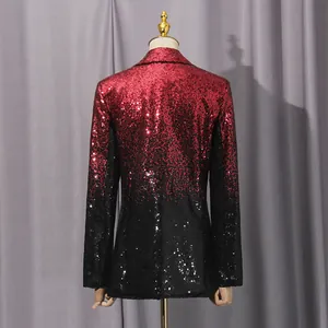 Vista trasera de un blazer de lentejuelas degradadas rojo y negro en un maniquí