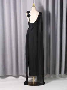 Elegantes schwarzes Einschulter-Abendkleid mit langem transparentem Band und Rosen-Detail