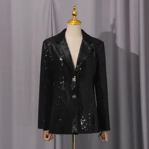 Primer plano de una elegante chaqueta negra con lentejuelas en un maniquí de moda