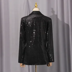 Detalle de la parte trasera de un blazer de lentejuelas negras para mujer brillante