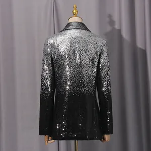 Vista posterior detallada de una chaqueta de lentejuelas degradadas plata y negro