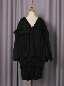 Abito oversize nero a balze con maniche a palloncino e pieghe in stile corte