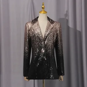 Detalle del blazer de lentejuelas degradadas para mujer en color champán y negro brillante