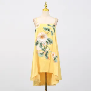 Detailweergave van een gele jurk in Chinese stijl met grote geborduurde bloemmotieven