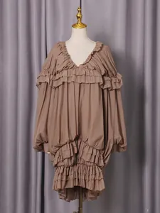 Abito ampio a balze con bordi a pieghe e maniche lunghe eleganti in stile vintage