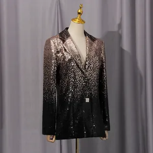 Elegante chaqueta de lentejuelas con degradado oro rosa y negro en un maniquí de costura