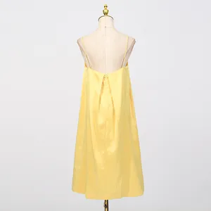 Gedetailleerd achteraanzicht van een gele retro spaghettibandjesjurk met A-lijn zoom
