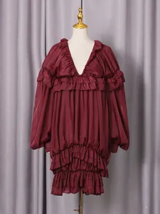 Elegante abito bordeaux a balze con volants, pieghe e maniche a sbuffo per donna