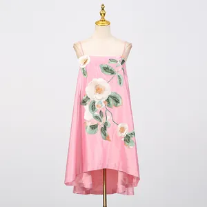 Gedetailleerde weergave van roze geborduurde bloemenjurk in vintage Chinese stijl