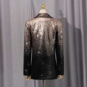 Vista posterior de un blazer con lentejuelas degradadas de champán a negro moderno