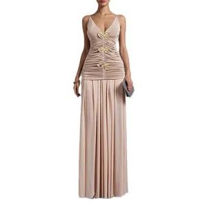 Detailansicht eines champagnerfarbenen Abendkleid-Sets mit goldenen Schmetterlingsakzenten