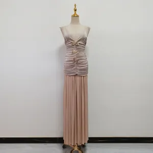 Gesamtansicht eines champagnerfarbenen Falten-Abendkleids mit eleganten Schmetterlingsmotiven.