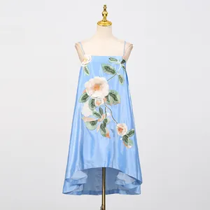 Gedetailleerd overzicht van hemelsblauwe bandjurk met elegant bloemenborduurwerk op mannequin