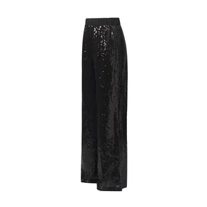 Detalle de los pantalones de lentejuelas negras con corte recto y alta cintura elástica