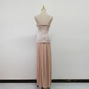 Detaillierte Rückansicht eines eleganten champagnerfarbenen Abendkleid-Sets mit Faltenrock