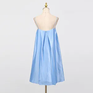 Achteraanzicht van een lichtblauwe satijnen slipdress op een pop, strak ontwerp