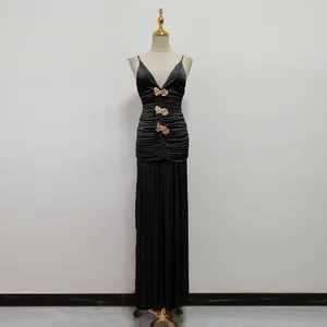Elegantes schwarzes Falten-Abendkleid mit Spaghettiträgern und goldenen Schmetterlingen.