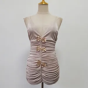 Detailansicht champagnerfarbenes rüschen-bodycon-kleid mit goldenen schmetterlingen