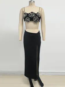 Elegante set nero due pezzi con top rosa di paillettes e gonna lunga con spacco