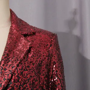 Primer plano del hombro de un blazer de lentejuelas rojo y negro mostrando detalles