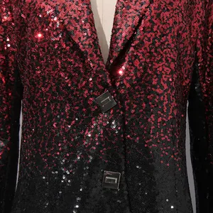 Detalle de blazer de lentejuelas con degradado rojo y negro y botones metálicos cuadrados
