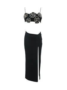 Elegante set nero due pezzi con crop top a fiori di strass e gonna lunga con spacco
