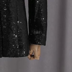 Detalle de lentejuelas negras brillantes en una elegante chaqueta blazer mujer