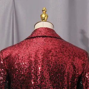 Detalle de cerca de una chaqueta blazer de lentejuelas rojas brillantes en un maniquí