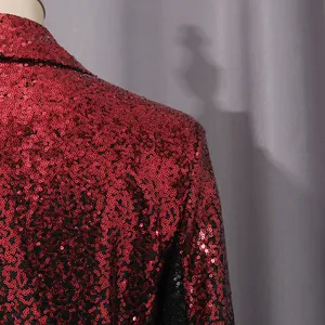 Primer plano de la textura de blazer con lentejuelas rojas y negras brillantes