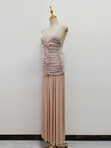 Elegante set di abiti da sera color champagne con top a bretelle e gonna lunga pieghettata.