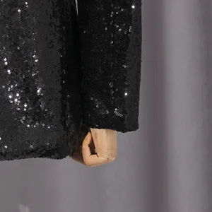 Primer plano de un blazer de lentejuelas negras que muestra la textura brillante