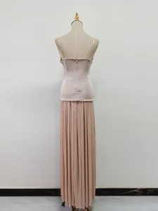 Elegante set da sera champagne con top a spalline sottili e gonna lunga a pieghe