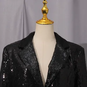 Detalle de cerca de la chaqueta blazer de lentejuelas negras para ropa de fiesta