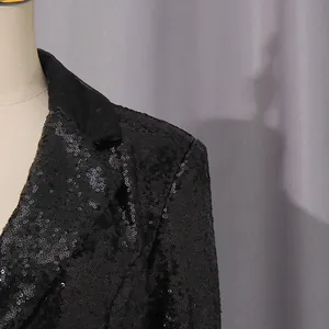 Primer plano detallado del hombro y la textura de una chaqueta blazer negra con lentejuelas