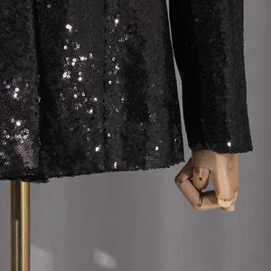 Primer plano detallado de un blazer negro de lentejuelas con textura brillante