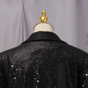 Primer plano detalle de la espalda de una americana negra con lentejuelas brillantes.