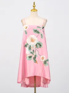 Prachtige vintage roze camisole jurk met grote bloemenborduring en asymmetrische zoom