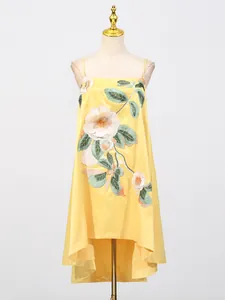 Elegante gele camisole jurk met gedetailleerd bloemenborduurwerk en asymmetrische zoom