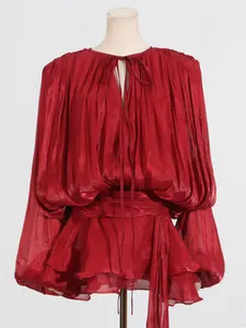 Elegantes rotes Langarm-Plisseekleid mit Schleifenausschnitt und Taillenband-Design