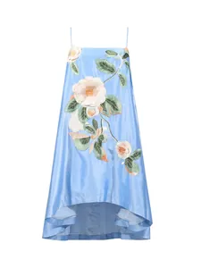 Elegante lichtblauwe retro-jurk met spandbandjes en een zeer verfijnd bloemenborduursel