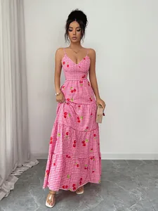 Elegante abito lungo a balze a quadretti rosa con stampa di ciliegie e spalline sottili