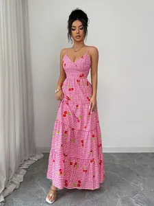 Elegante abito lungo a quadretti rosa con stampa di ciliegie e gonna a balze
