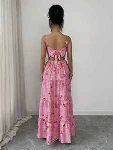 Vista posteriore abito lungo rosa a quadretti con ciliegie, fiocco e gonna a balze.