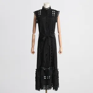 Vue détaillée d'une robe en dentelle noire française montrant les broderies chic