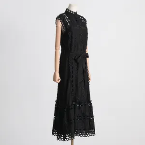 Robe longue élégante noire à broderie ajourée avec lien à la taille sur mannequin