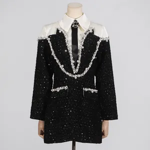 Λεπτομερής άποψη του tweed μίνι φορέματος Chanel με κομψά κεντήματα από πέρλες