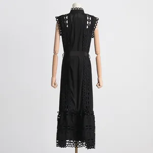 Vue arrière d'une robe noire de style français avec dentelle et broderie ajourée.