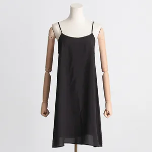 Robe nuisette noire minimaliste pour femmes présentée sur un mannequin dans un style français.