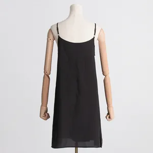 Vue arrière élégante d'une robe nuisette noire minimaliste sur un mannequin bois