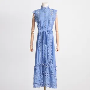 Robe bleue élégante de style français avec broderies et détails ajourés sur mannequin